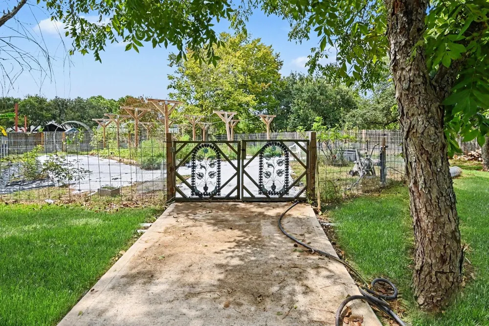 142 Happy Hollow Street Alvin, TX 77511