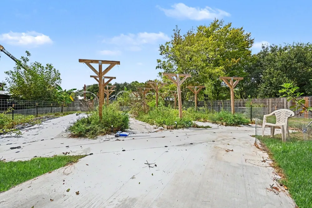 142 Happy Hollow Street Alvin, TX 77511