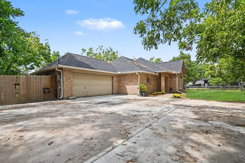 142 Happy Hollow Street Alvin, TX 77511