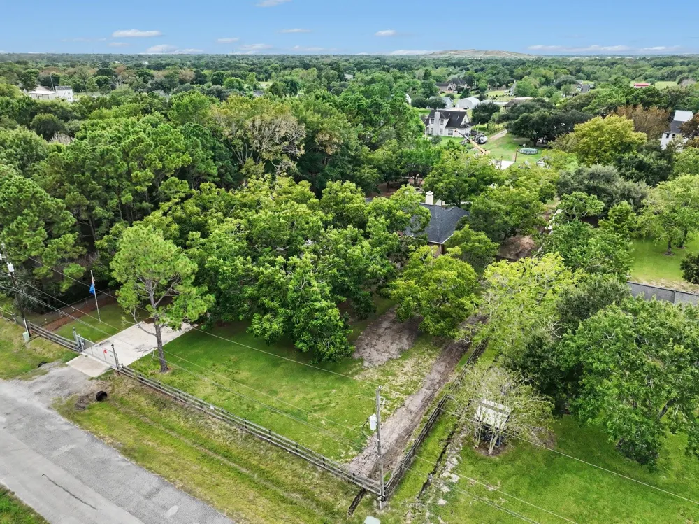 142 Happy Hollow Street Alvin, TX 77511