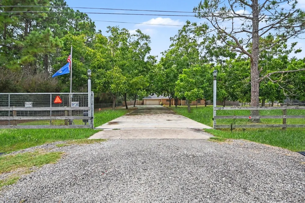 142 Happy Hollow Street Alvin, TX 77511