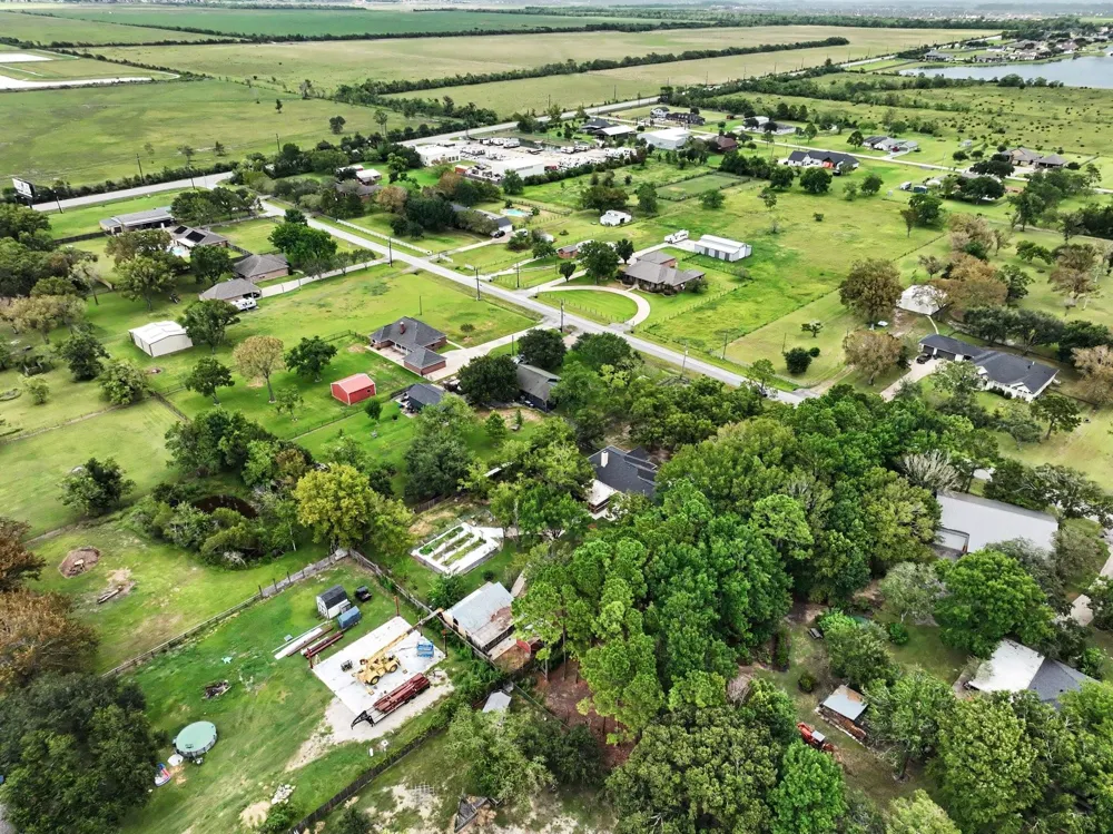 142 Happy Hollow Street Alvin, TX 77511