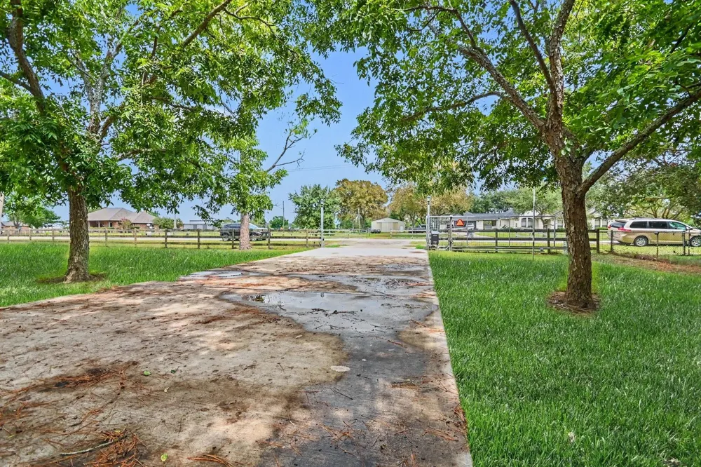142 Happy Hollow Street Alvin, TX 77511
