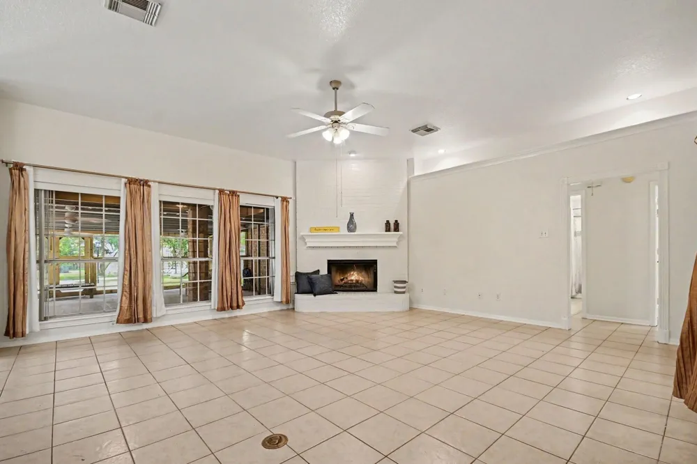 142 Happy Hollow Street Alvin, TX 77511