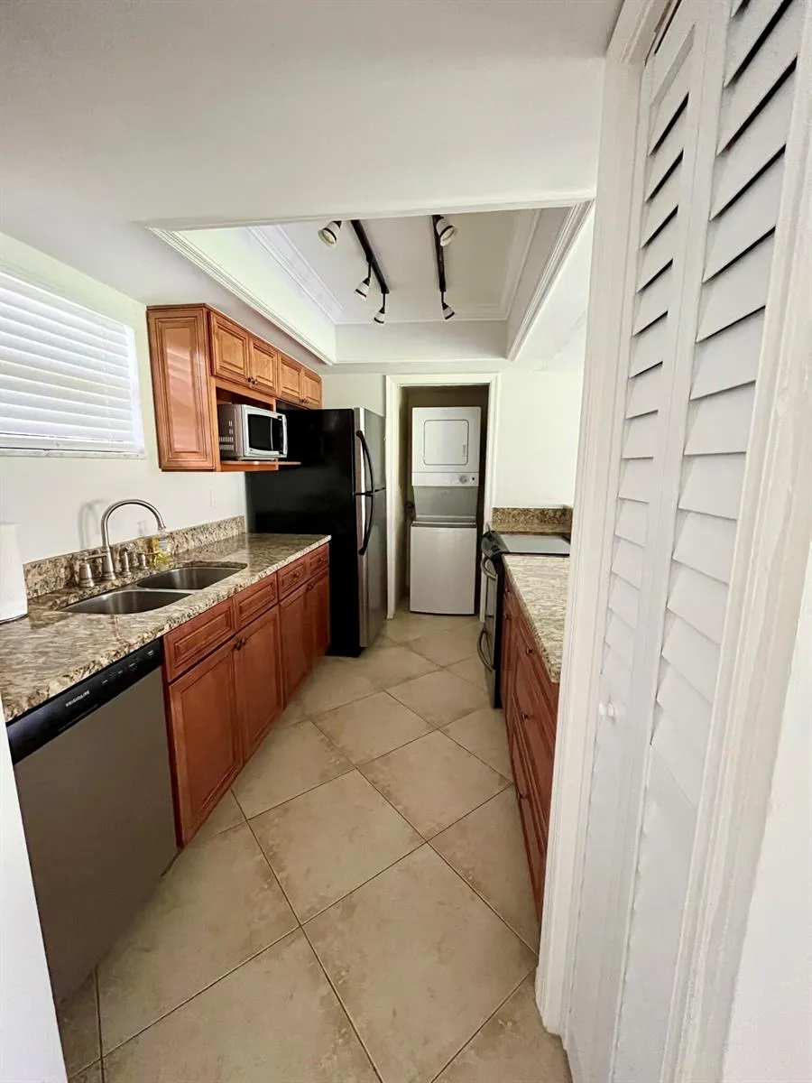 11863 Wimbledon Circle #401 Wellington, FL 33414