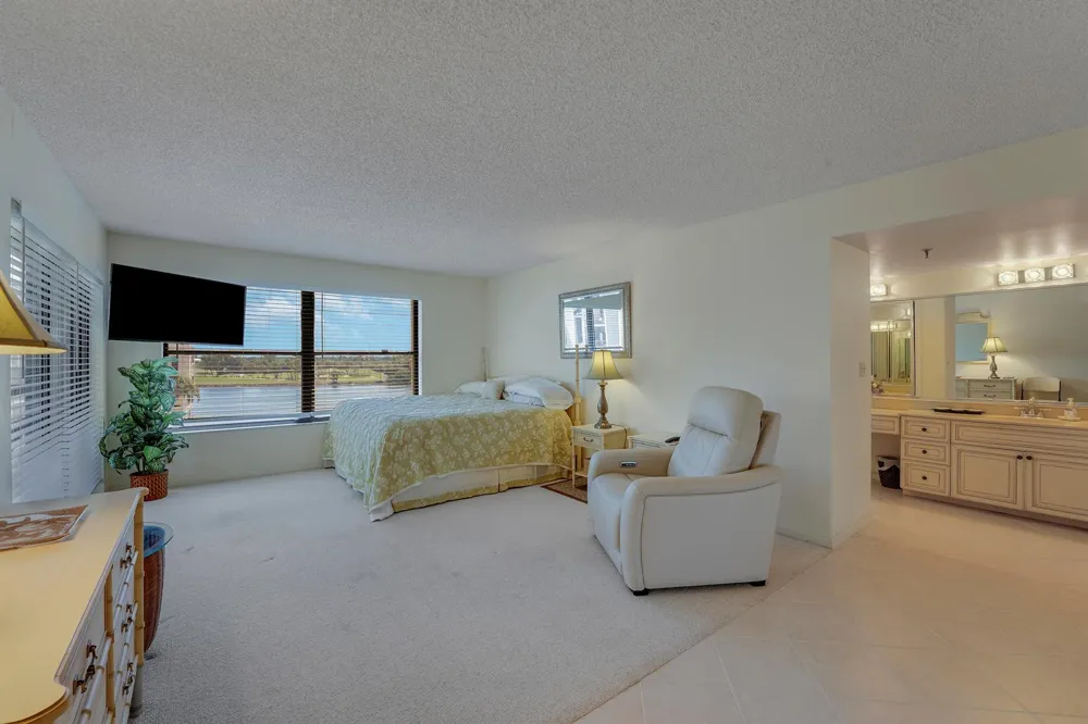 372 Golfview Road #403 North Palm Beach, FL 33408