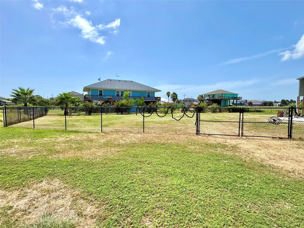 915 W Verdia Drive Crystal Beach, TX 77650