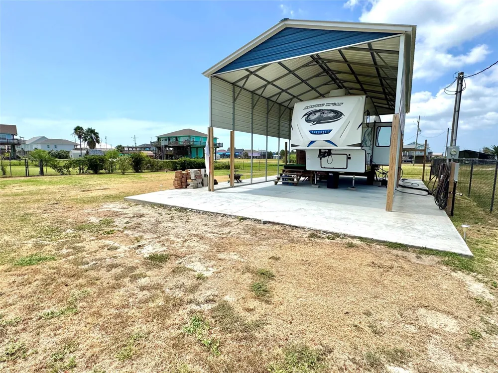 915 W Verdia Drive Crystal Beach, TX 77650