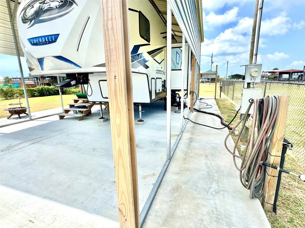 915 W Verdia Drive Crystal Beach, TX 77650