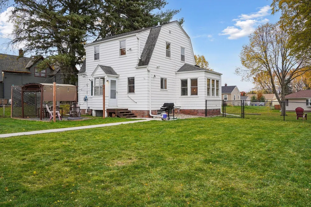 1705 Ivy Avenue E Saint Paul, MN 55106