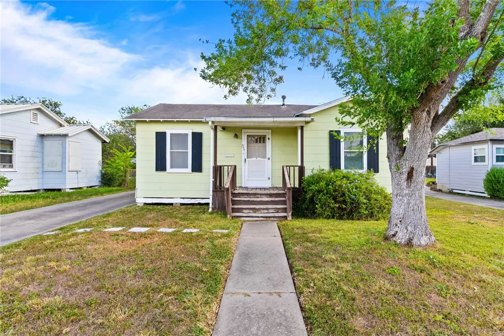 503 E Henderson Street Bishop, TX 78343