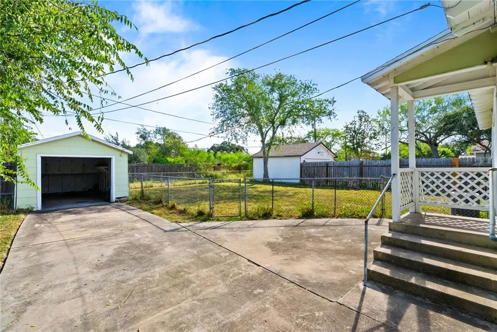 503 E Henderson Street Bishop, TX 78343