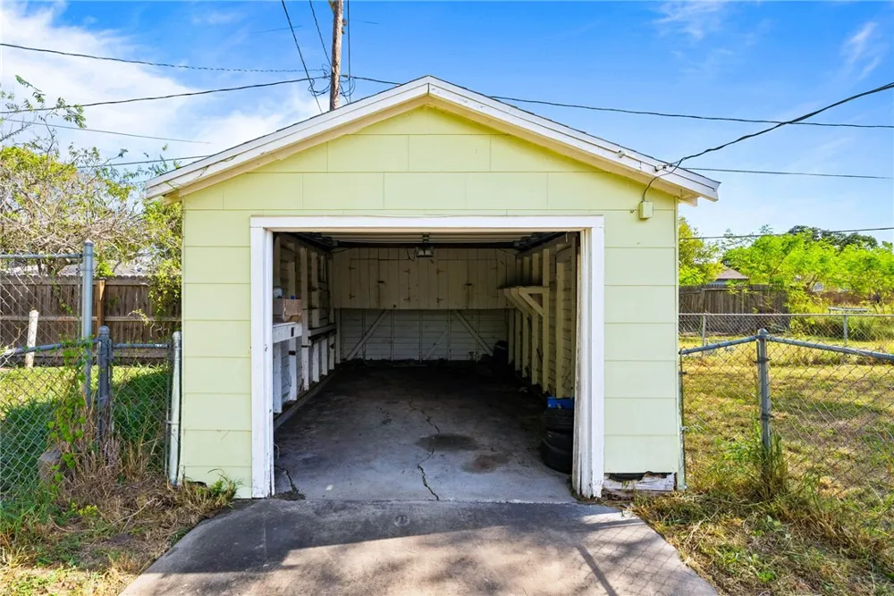 503 E Henderson Street Bishop, TX 78343