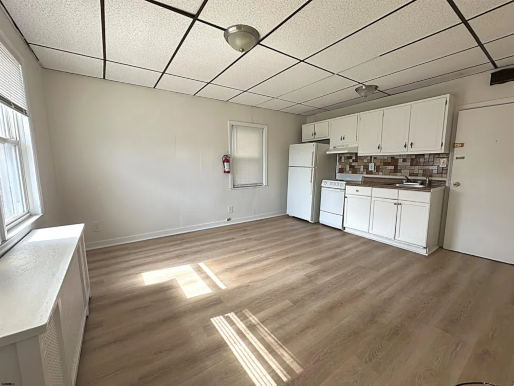 15 S Oakland Ave Ventnor, NJ 08406
