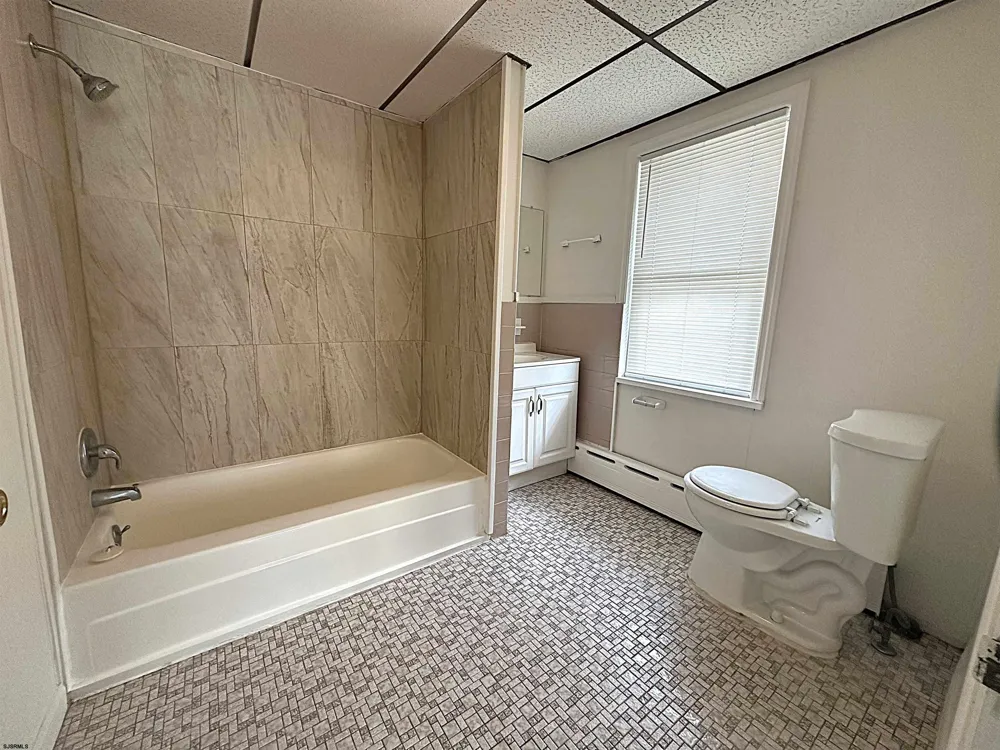 15 S Oakland Ave Ventnor, NJ 08406