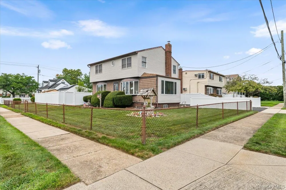 10 Enness Avenue Bethpage, NY 11714