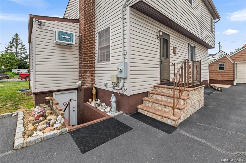10 Enness Avenue Bethpage, NY 11714