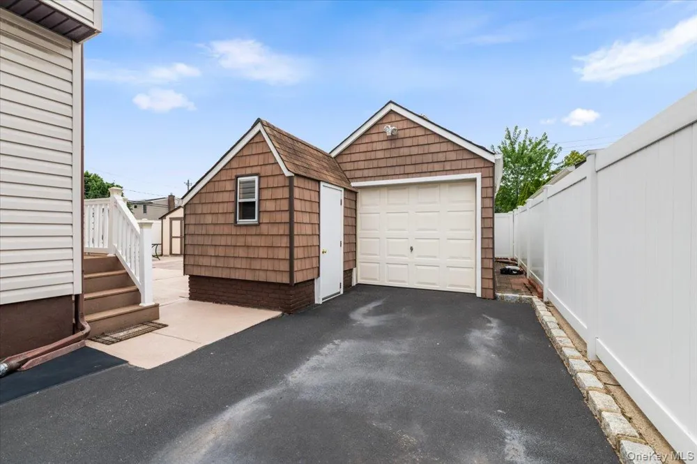 10 Enness Avenue Bethpage, NY 11714