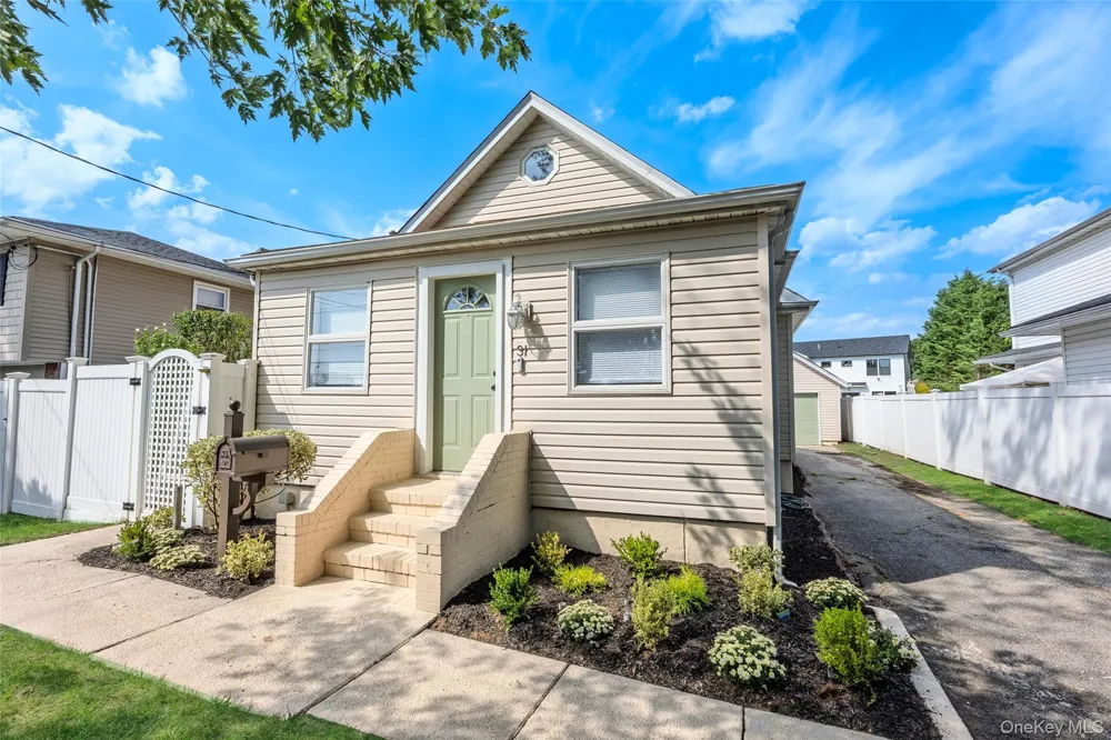 31 Cherry Avenue Bethpage, NY 11714