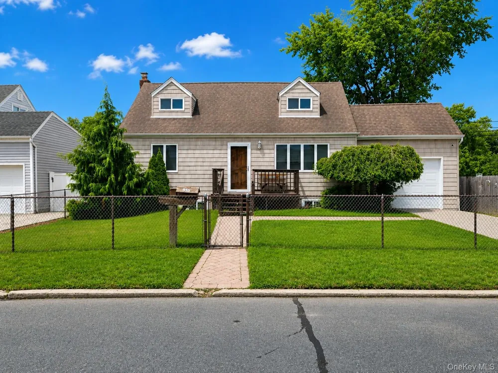 956 Hamilton Avenue Lindenhurst, NY 11757