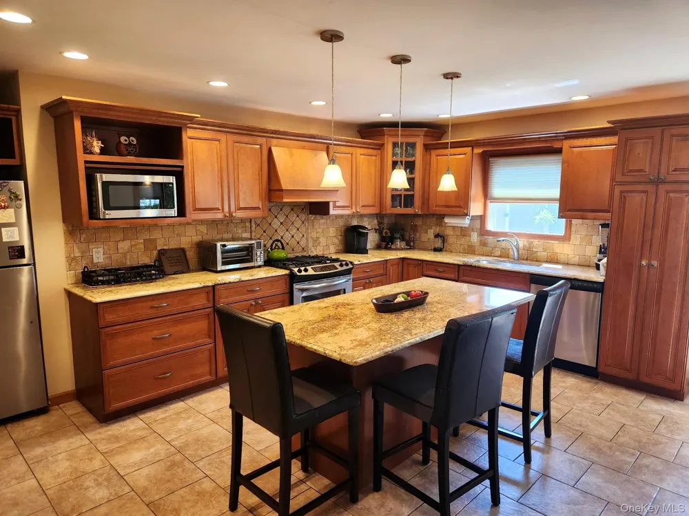 956 Hamilton Avenue Lindenhurst, NY 11757