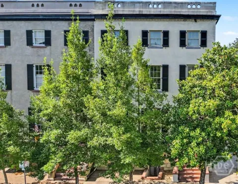 25 W Perry Street