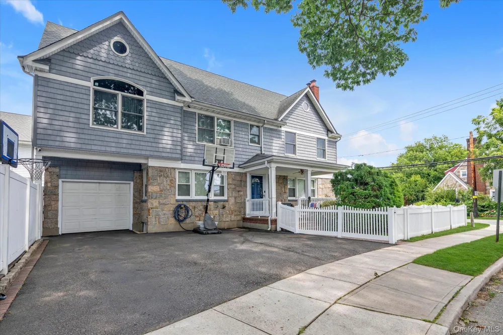 1 Windsor Place Lynbrook, NY 11563