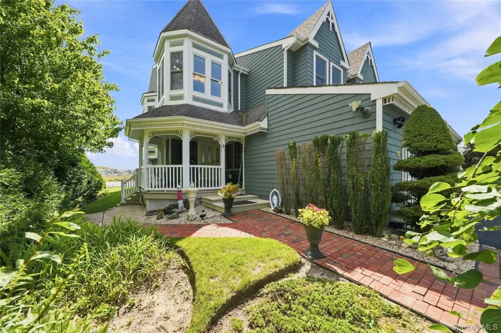 1 Victoria #1 Amityville, NY 11701