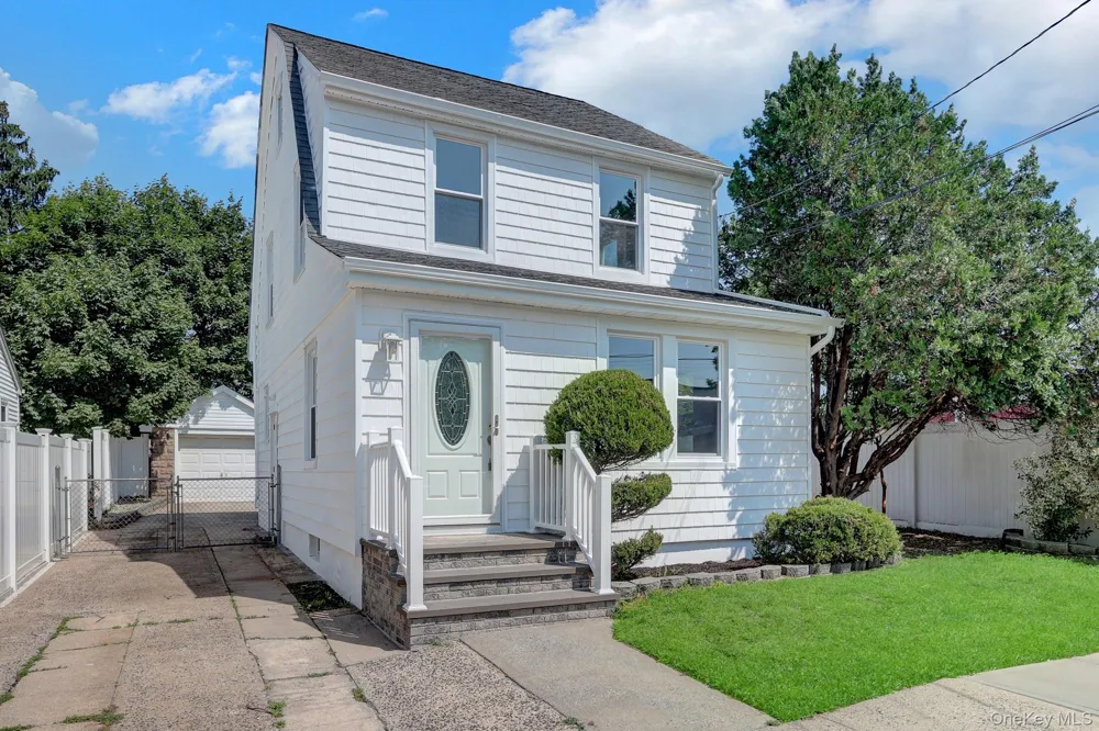 15 Stratford Avenue Williston Park, NY 11596