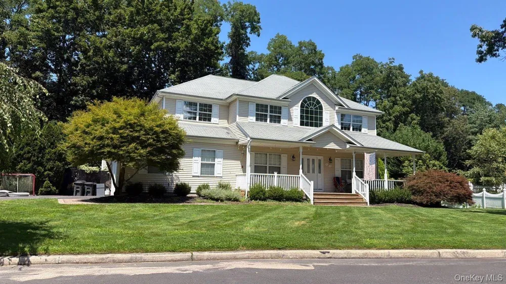 23 Flagpole Lane East Setauket, NY 11733