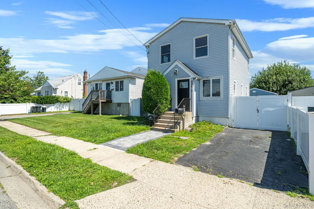 646 S 7th Street Lindenhurst, NY 11757