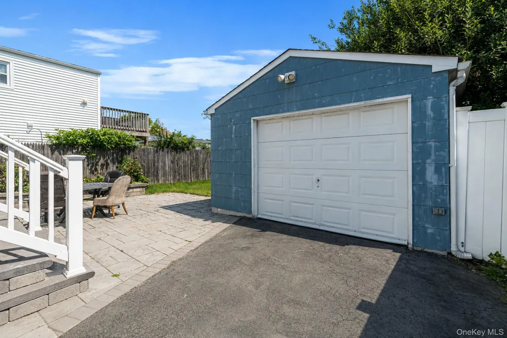 646 S 7th Street Lindenhurst, NY 11757