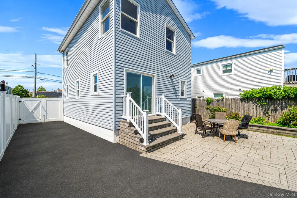 646 S 7th Street Lindenhurst, NY 11757