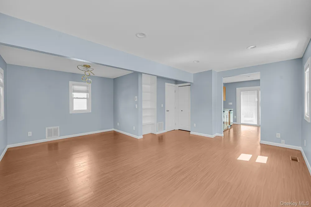 646 S 7th Street Lindenhurst, NY 11757