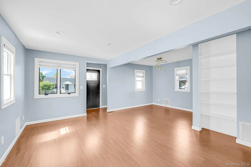 646 S 7th Street Lindenhurst, NY 11757