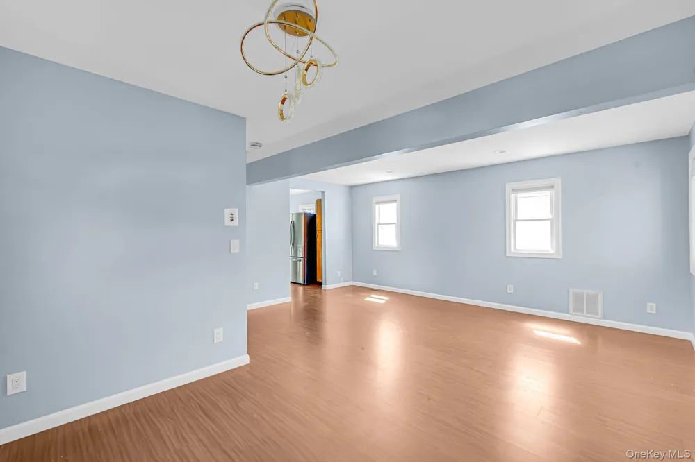 646 S 7th Street Lindenhurst, NY 11757