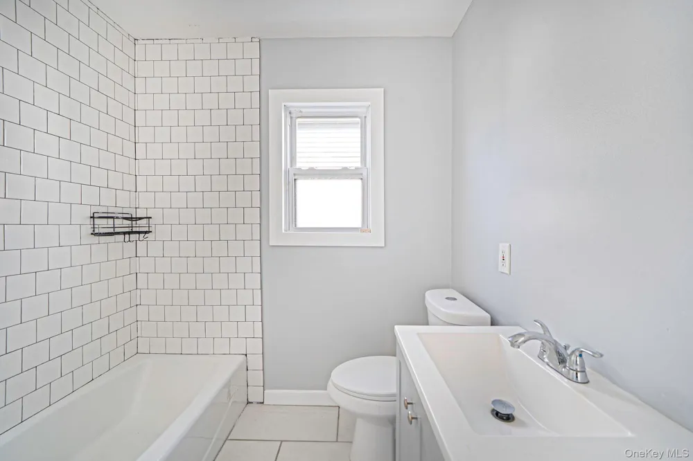 646 S 7th Street Lindenhurst, NY 11757