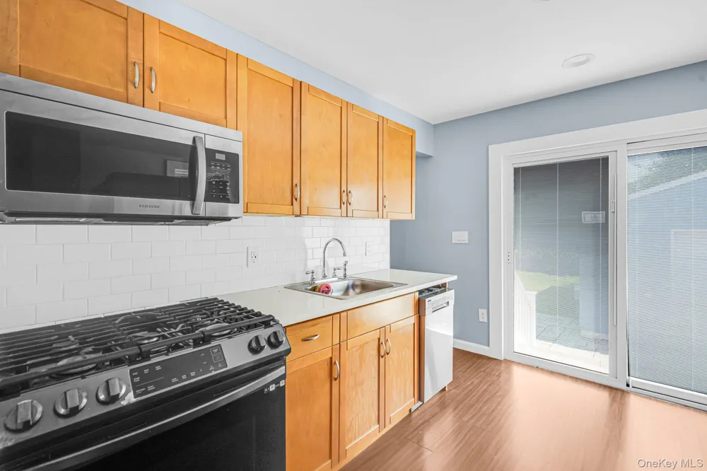 646 S 7th Street Lindenhurst, NY 11757