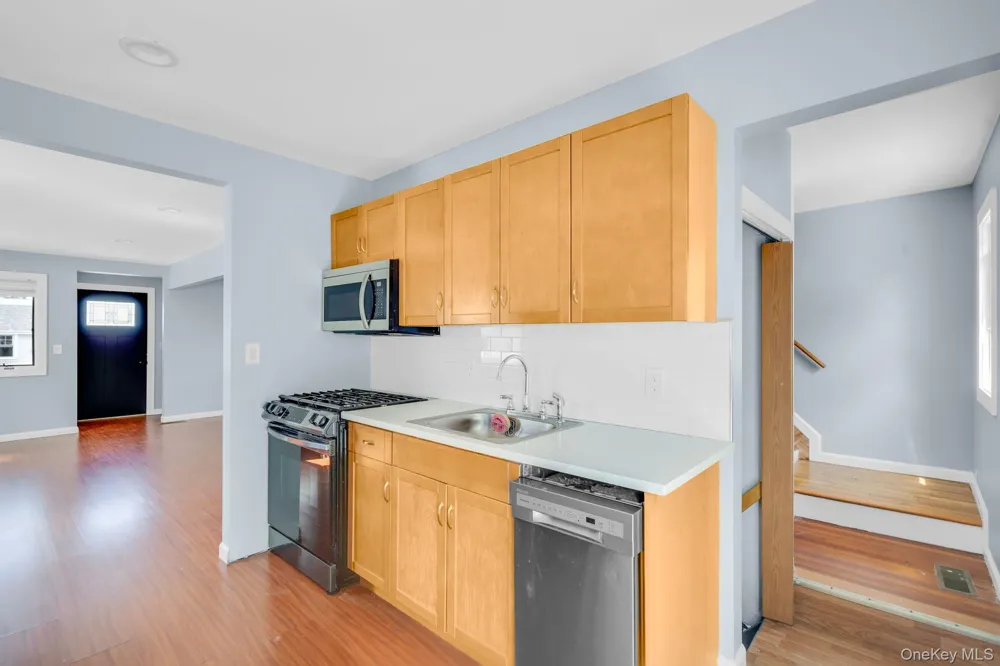 646 S 7th Street Lindenhurst, NY 11757