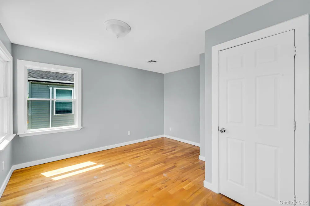 646 S 7th Street Lindenhurst, NY 11757