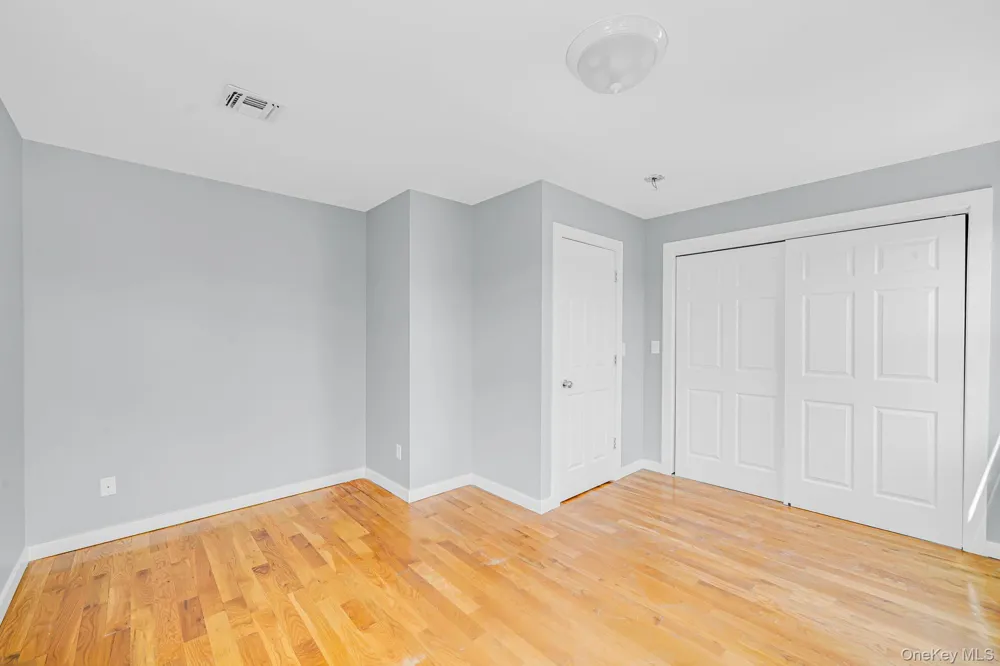 646 S 7th Street Lindenhurst, NY 11757