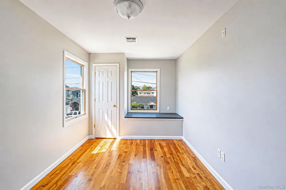 646 S 7th Street Lindenhurst, NY 11757