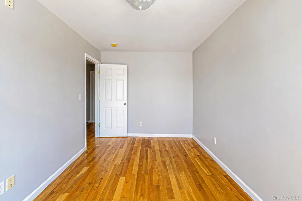 646 S 7th Street Lindenhurst, NY 11757