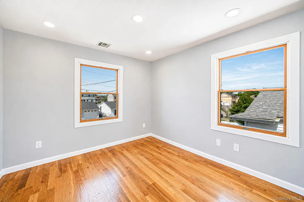 646 S 7th Street Lindenhurst, NY 11757
