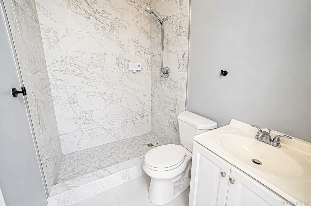 646 S 7th Street Lindenhurst, NY 11757