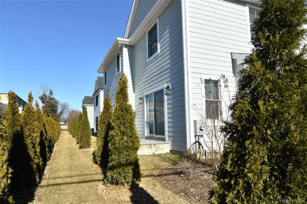 5 Madison Place Roslyn Heights, NY 11577
