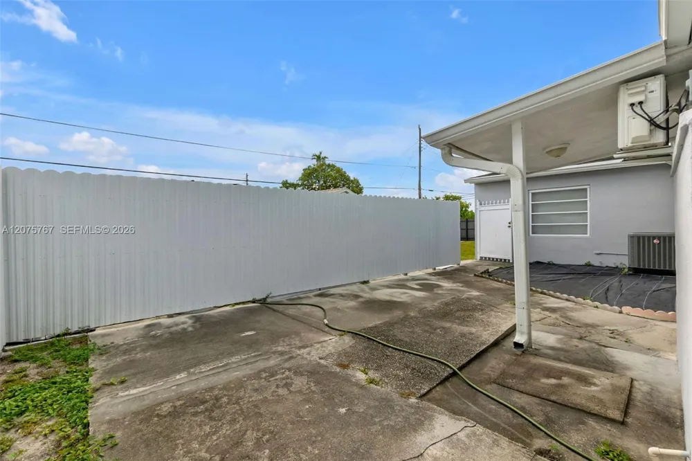 6049 W 14th Ct Hialeah, FL 33012
