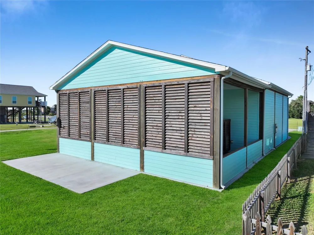 945 Alberdie Drive Crystal Beach, TX 77650
