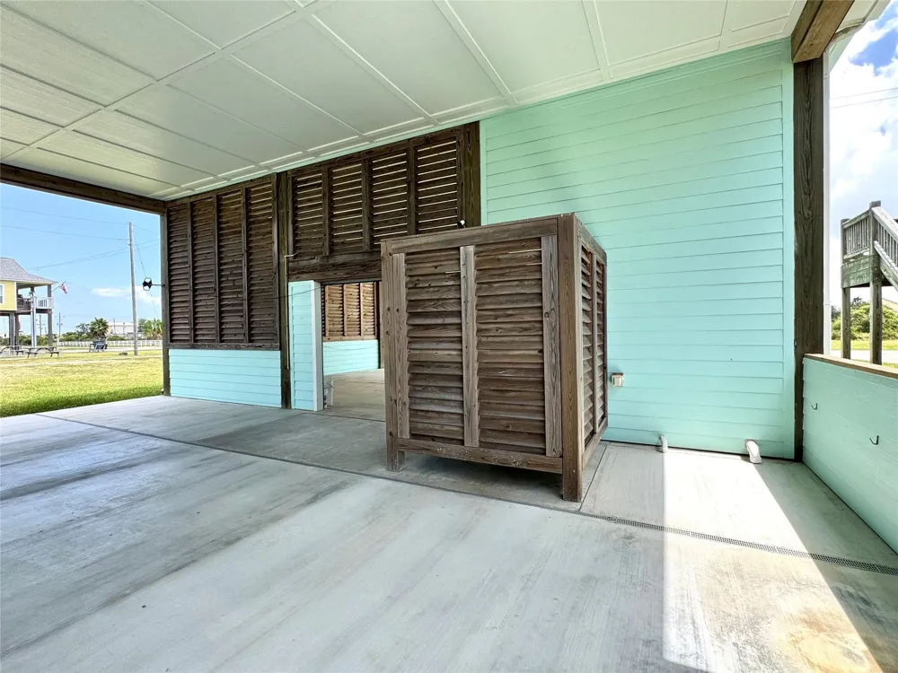 945 Alberdie Drive Crystal Beach, TX 77650