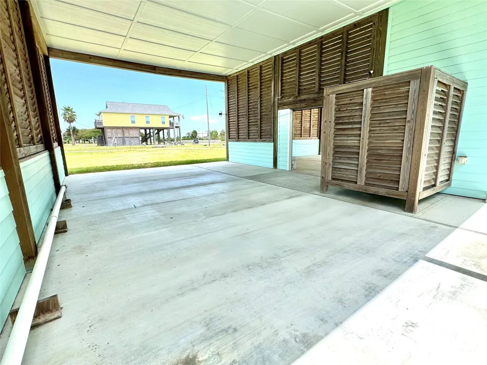 945 Alberdie Drive Crystal Beach, TX 77650